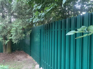 Забор из металлического штакетника, цвет зеленый мох